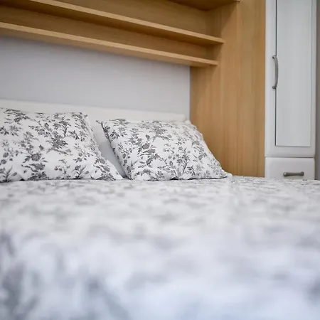 Two Bedroom Apartment - Bridge - Ae1557 *